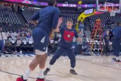 大戰(zhàn)在即！哈登賽前熱身練后撤步三分 秀起了花哨的小腳步