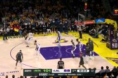 愛(ài)德華茲正面單挑東契奇，迎射三分命中！隨后做出嘲諷手勢(shì)！