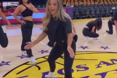 湖人啦啦隊(duì)賽前模仿湖人球員動(dòng)作 誰的更像？