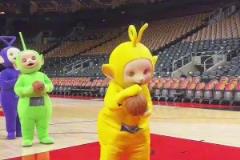 夢(mèng)幻聯(lián)動(dòng)！名場(chǎng)面：誰(shuí)的童年？猛龍吉祥物教天線寶寶打籃球！