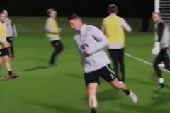 永遠的T9！托雷斯踢野球，簡直就是嘎嘎亂殺?。? title=