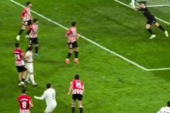 像模像樣！莫德里奇場(chǎng)邊的舉手投足像極了教練