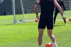 四兩撥千斤！亞馬爾訓(xùn)練中輕巧躲過隊(duì)友鏟球