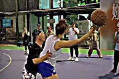 網(wǎng)紅牛教練“嚴防”外國女球員，手都沒離開過對方身子