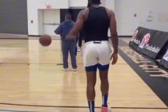 登哥現(xiàn)在常用的撤步三分動(dòng)作，有可能吹走步嗎？