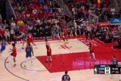 三分的神！庫(kù)里無(wú)視阿門(mén)防守扔進(jìn)神仙三分！阿門(mén)無(wú)語(yǔ)：這我還能怎么防？