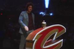 老詹球迷都記得他吧？騎士主場開幕式，瓦萊喬拔劍怒吼！