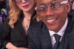 嫂子不錯(cuò)的！馬布里帶著新婚夫人汪妤凌一塊觀戰(zhàn)尼克斯季后賽~