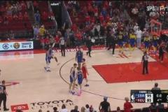 還是沒經(jīng)驗(yàn)呀！火箭首戰(zhàn)落敗，申京一臉落寞低頭離開球場(chǎng)