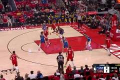 炸裂！申京開場(chǎng)一飛沖天單臂殘暴隔扣追夢(mèng)，點(diǎn)燃全場(chǎng)氣氛！