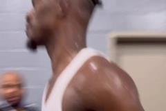 見(jiàn)慣大場(chǎng)面！庫(kù)里賽后一臉平靜走入球員通道，和工作人員碰拳