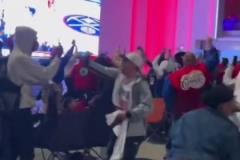 終場哨響快船主場外球迷陷入狂歡下一場直覺巨蛋見