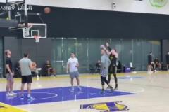 克內(nèi)克特重回輪換？湖人隊內(nèi)訓練：東契奇打賭失敗被罰做俯臥撐！