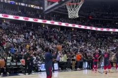 登哥示意來個大風(fēng)車！小瓊斯：收到指令！起飛！