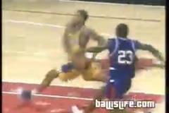 年少不知膝蓋貴！高中羅斯15秒內(nèi)上演原地大風(fēng)車+隔人劈扣