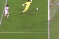 都開始明著演了？J聯(lián)賽浦和紅鉆門將締造史詩級(jí)烏龍