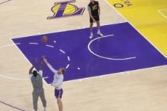 沒退路了！詹姆斯早早獨自進(jìn)場熱身 各個角度三分手感都不錯