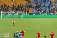 中甲南通vs重慶爆發(fā)沖突，工作人員抄起板凳就砸過去了