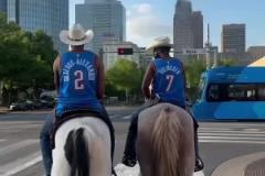 氛圍感拉滿！原來雷霆球迷是騎著馬去看比賽的啊