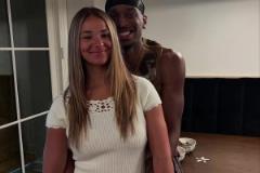 亞歷山大不僅是聯(lián)盟第一后衛(wèi)，場(chǎng)下和女友的關(guān)系也很好哇