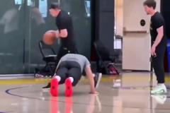 東契奇和助教比罰籃輸了，只能乖乖趴下做俯臥撐....