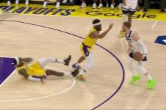 范德彪被迪文肘倒反被吹防守犯規(guī)！雷迪克直接挑戰(zhàn)成功改判！