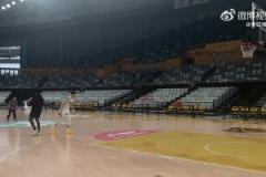 青島三分這是要開呀？青島隊(duì)今天玩中場(chǎng)投籃！連進(jìn)4記