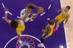 狼王亮獠牙！愛(ài)德華茲直殺禁區(qū)，滑翔折疊擰身隔扣海斯