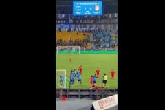 太嚇人了！中甲比賽，工作人員拿板凳砸球員，幸好沒砸到