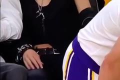 項(xiàng)鏈?zhǔn)宙滮嬁孙L(fēng)？湖人場邊這位看球的小姐姐會打扮呀