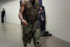 找槍王打仗去！亞歷山大一身迷彩入場備戰(zhàn)