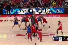 同一起跑線！格林賽后和申京擊掌慶祝，庫里站在場(chǎng)內(nèi)久久未離開！