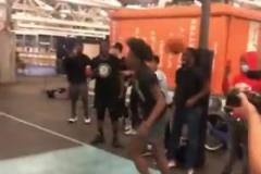 這大風(fēng)車?yán)瓭M啦！小伙子這扣籃是不是師從鄧肯