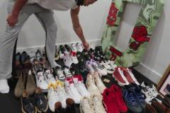 整屋都是。 這你受得了嗎？塔圖姆的球鞋屋