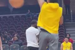 下一場雙雙爆發(fā)？哈登博格丹加練投籃視頻7分鐘純享版！