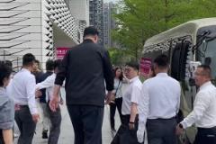 2米26什么概念？在姚明面前，中巴車簡直成了小面包