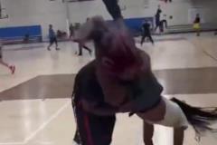 太搞了！美媒調(diào)侃：這就是火勇大戰(zhàn)時(shí)，阿門和追夢(mèng)的對(duì)抗方式