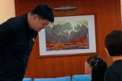 小朋友：我是叫你先生還是老師？姚明幽默回應(yīng)：下次叫我小姚就行
