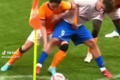 中國(guó)球員足球智商火爆外網(wǎng)！原來足球還可以這么踢