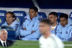 安帥發(fā)糖了？皇馬眾將場邊一起嚼口香糖