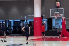 丹子得找到手感呀！回到主場 哈登和博格丹繼續(xù)一塊練習(xí)三分