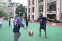 徐靜雨立棍單打羅斯，翻身跳投差點進了，這技術(shù)是什么水平？