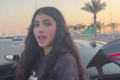 外國人真早熟…迷你羅女朋友的穿搭樸素，這是啥車啊