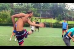 身體恢復(fù)得不錯！文班亞馬化身后衛(wèi)和朋友踢野球