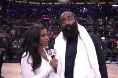 這女記者長(zhǎng)得很有姿色！哈登賽后接受采訪，小眼神有點(diǎn)好玩！