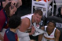 心態(tài)崩了！約老師暫停與主帥激烈爭吵！氣到直接癱坐在板凳上