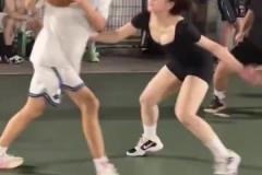 美女這防守真是有兩把刷子啊，看得我一愣一愣的
