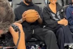 凱里 .歐文(Kyrie) 來到洛杉磯觀看掘金隊(duì)與快船隊(duì)的比賽。