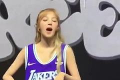 宋雨琦穿詹姆斯的球衣真的很漂亮、很可愛、很酷哦！