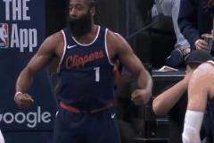 也是個(gè)活寶哈登進(jìn)球后秀肌肉慶祝，這小眼神~